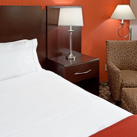 Holiday Inn Express Maspeth By Ihg Nueva York Exterior foto